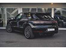 PORSCHE MACAN GTS FINIHSED IN METALLIC BLACK