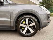 PORSCHE CAYENNE E HYBRID FINISHED IN QUARTZITE GREY