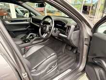 PORSCHE CAYENNE E HYBRID FINISHED IN QUARTZITE GREY