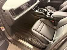 PORSCHE CAYENNE E HYBRID FINISHED IN QUARTZITE GREY