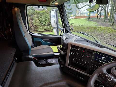 GT 330 26 Tonne Curtain Sider *Tuck Away Tail Lift*