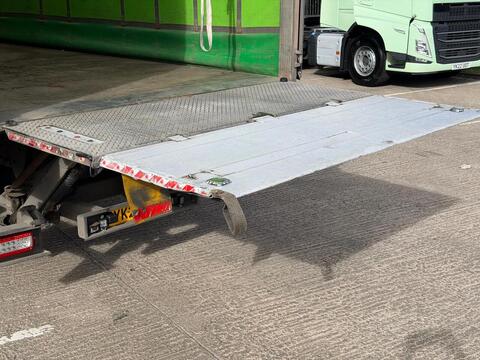 Volvo FE 320 Sleeper 6x2 Rigid 26T ** CURTAIN SIDE ** TAIL LIFT **