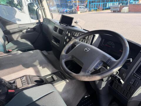 Volvo FE 320 Sleeper 6x2 Rigid 26T ** CURTAIN SIDE ** TAIL LIFT **