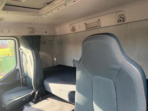 Volvo FE 320 Sleeper 6x2 Rigid 26T ** CURTAIN SIDE ** TAIL LIFT **