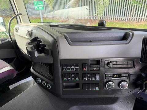 Globetrotter 13l 460 6x2 Tractor Unit 