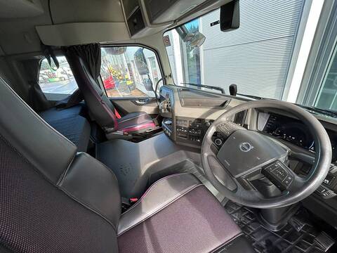 Globetrotter 13l 460 6x2 Tractor Unit **3 Star Direct Vision Standard**