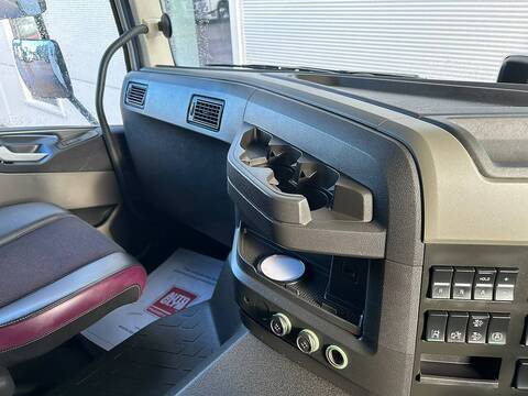 Globetrotter 13l 460 6x2 Tractor Unit **3 Star Direct Vision Standard**