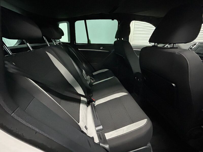 Volkswagen R Line Tsi 4Motion Dsg Estate 2.0 Semi Auto Petrol