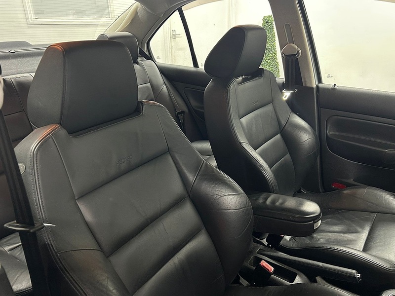 Volkswagen V6  4Motion Saloon 2.8 Manual Petrol