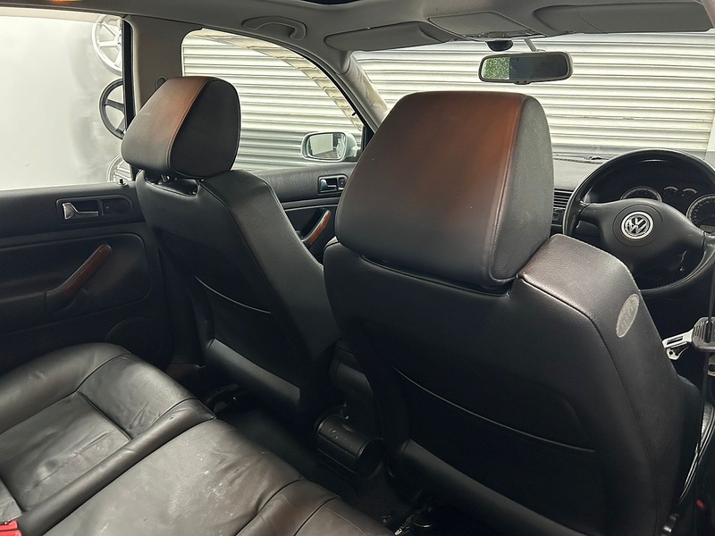 Volkswagen V6  4Motion Saloon 2.8 Manual Petrol