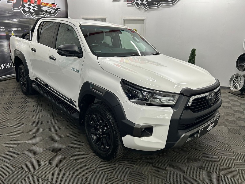 Toyota 2.8 D-4D Invincible X Pickup Double Cab 4dr Diesel Auto 4WD Euro 6 (s/s) (204 ps)
