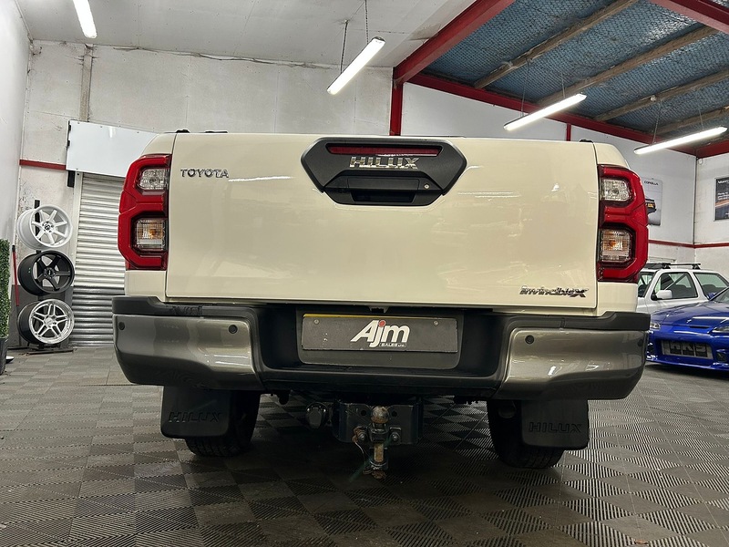 Toyota 2.8 D-4D Invincible X Pickup Double Cab 4dr Diesel Auto 4WD Euro 6 (s/s) (204 ps)