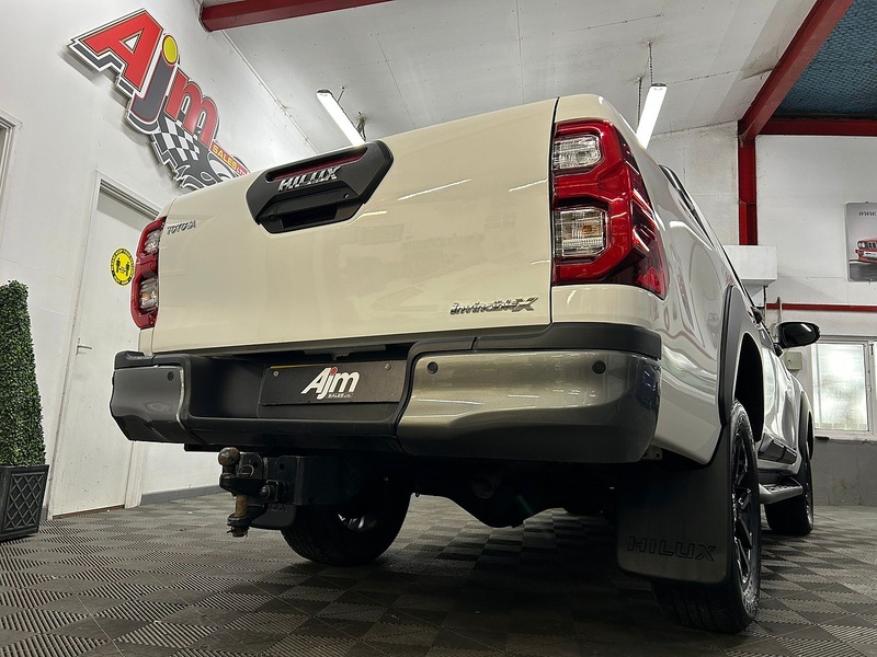 Toyota 2.8 D-4D Invincible X Pickup Double Cab 4dr Diesel Auto 4WD Euro 6 (s/s) (204 ps)