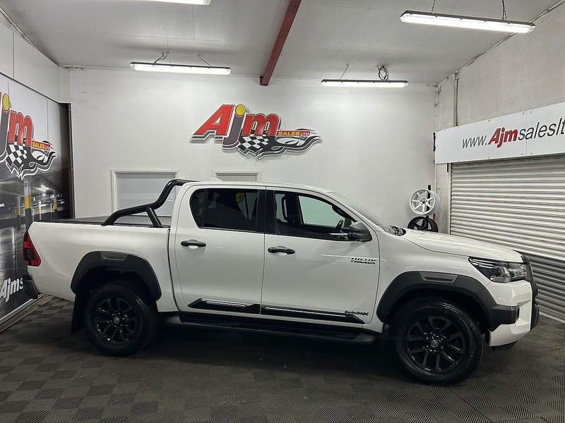 Toyota 2.8 D-4D Invincible X Pickup Double Cab 4dr Diesel Auto 4WD Euro 6 (s/s) (204 ps)