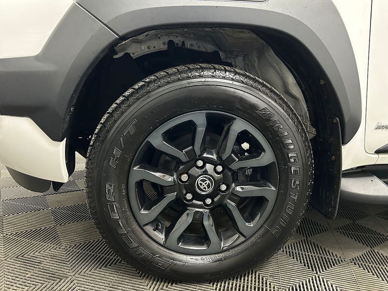 Toyota 2.8 D-4D Invincible X Pickup Double Cab 4dr Diesel Auto 4WD Euro 6 (s/s) (204 ps)