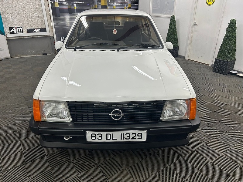 Opel SR Hatch 1.6 Manual Petrol