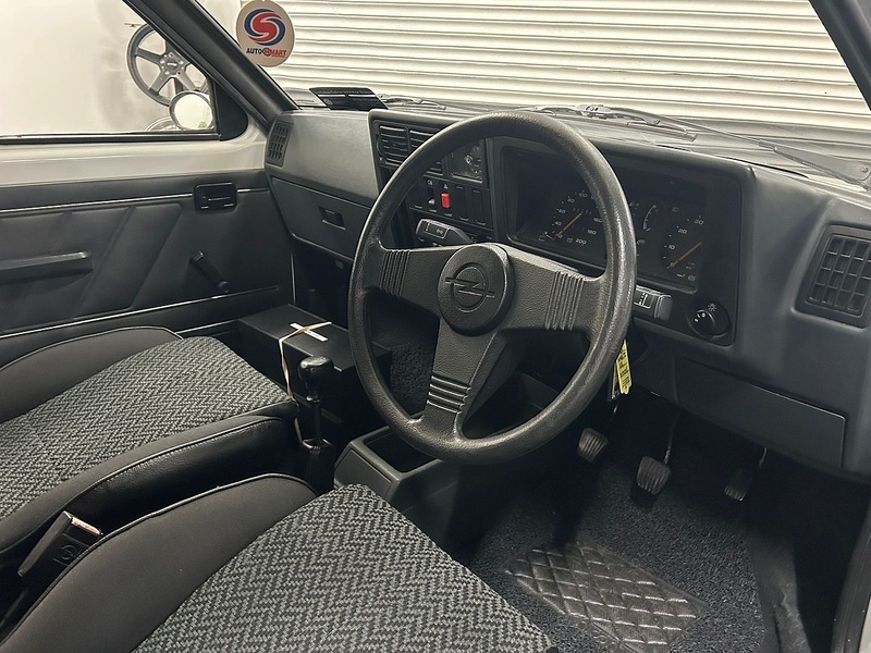 Opel SR Hatch 1.6 Manual Petrol