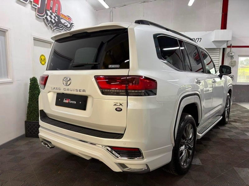 Toyota 𝟯𝟬𝟬 𝗦𝗲𝗿𝗶𝗲𝘀 𝗫𝗭 𝟯.𝟯 𝘃𝟲 𝗗𝟰𝗗 Suv 3.3 Automatic Diesel
