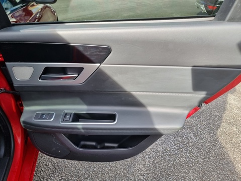 2.0d Portfolio Saloon 4dr Diesel Auto AWD Euro 6 (s/s) (180 ps)