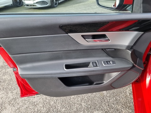 2.0d Portfolio Saloon 4dr Diesel Auto AWD Euro 6 (s/s) (180 ps)