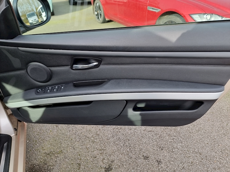 BMW 3 Series 320i SE - U7356