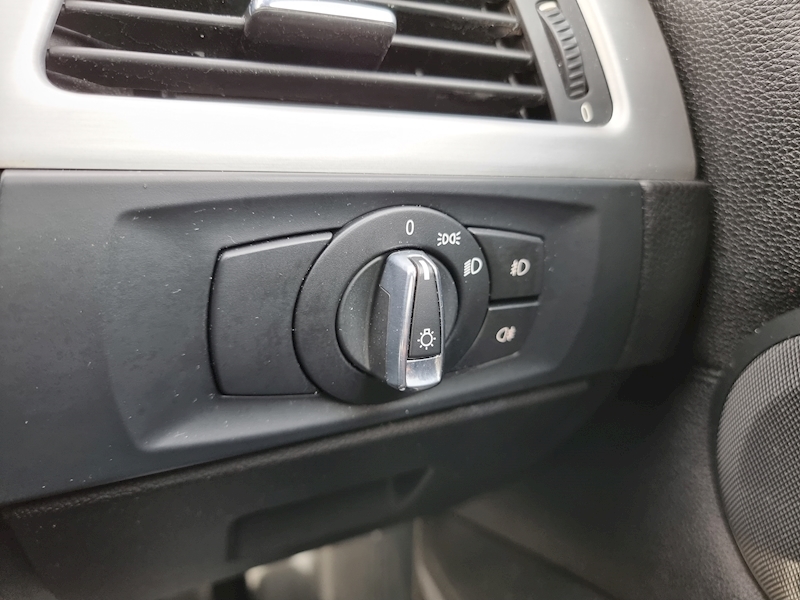 BMW 3 Series 320i SE - U7356