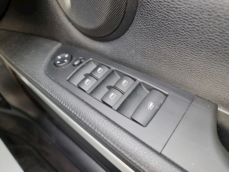 BMW 3 Series 320i SE - U7356