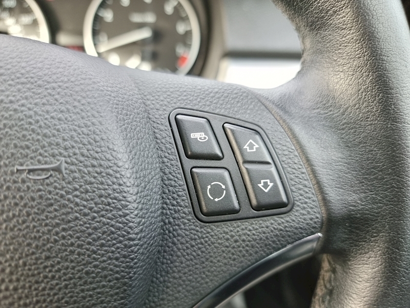 BMW 3 Series 320i SE - U7356