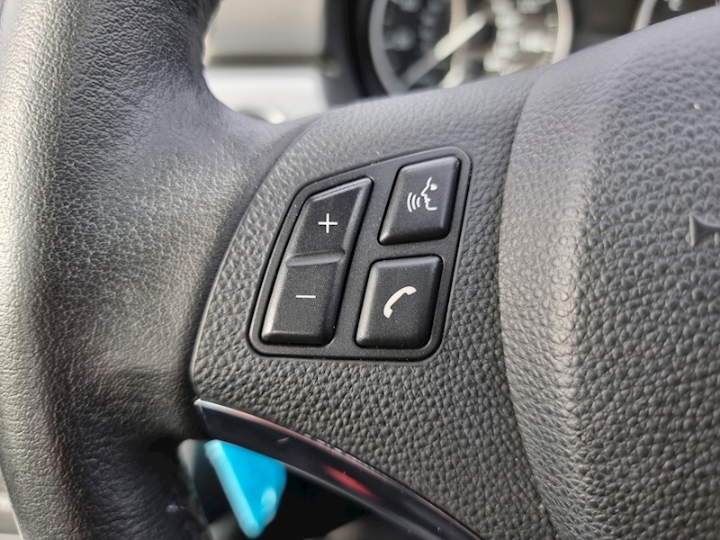 BMW 3 Series 320i SE - U7356