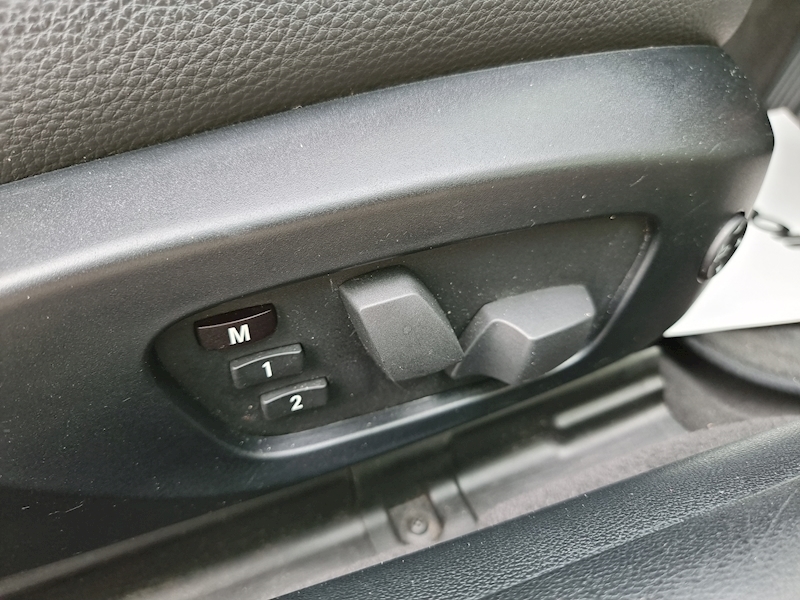 BMW 3 Series 320i SE - U7356