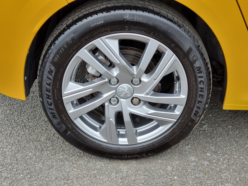 Peugeot 208 PureTech Active - U7368