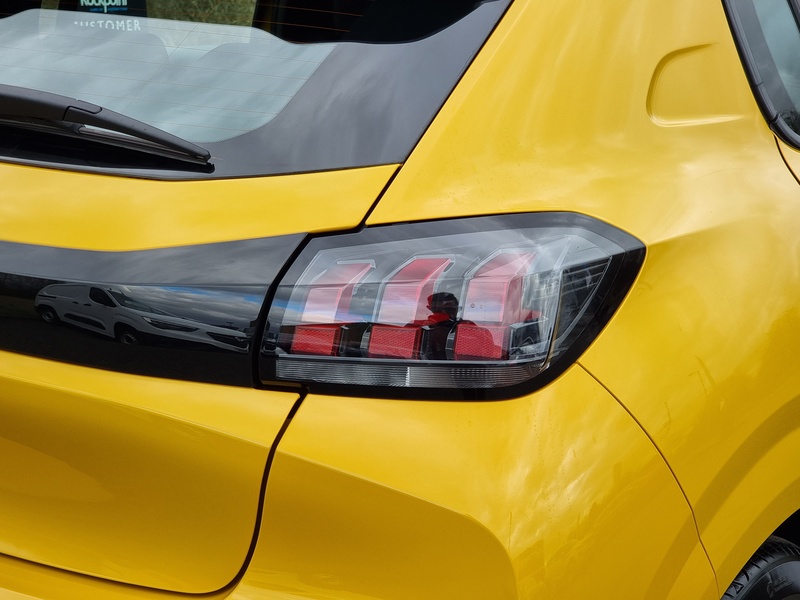 Peugeot 208 PureTech Active - U7368