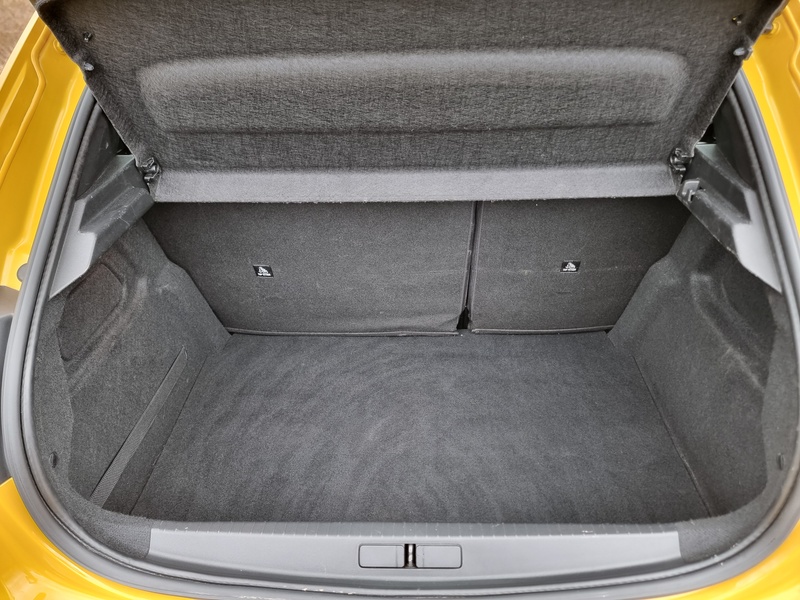 Peugeot 208 PureTech Active - U7368