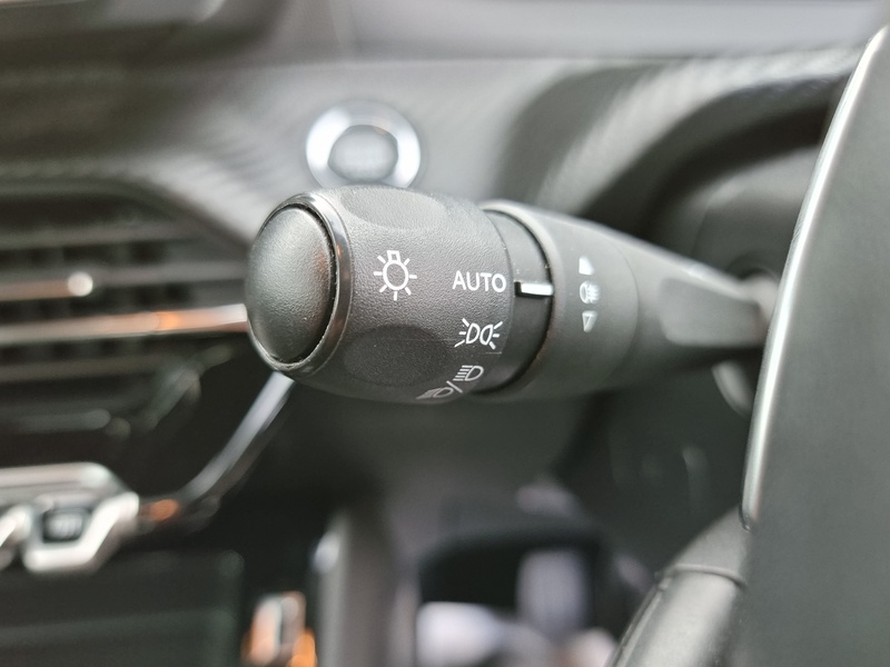 Peugeot 208 PureTech Active - U7368