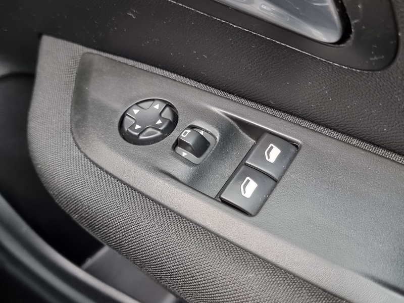 Peugeot 208 PureTech Active - U7368
