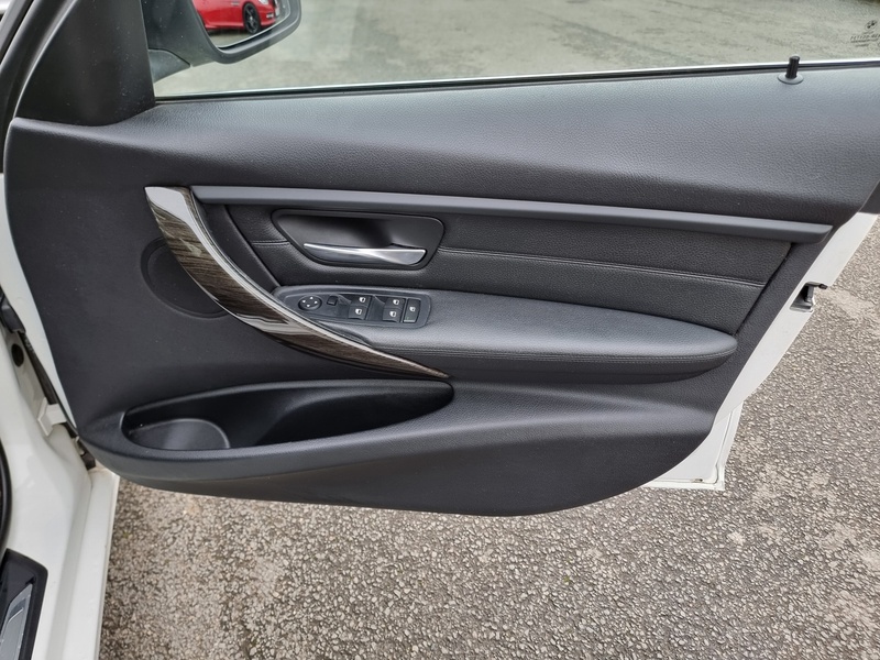 BMW 3 Series 320d Luxury - U7389