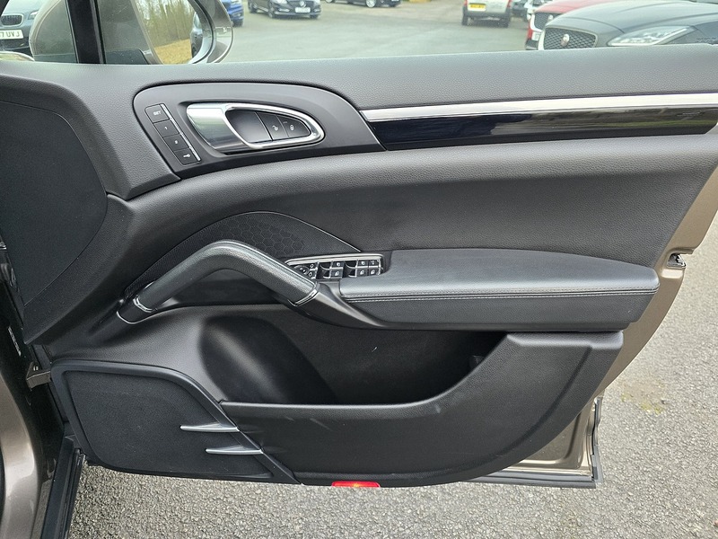 Porsche Cayenne TD V8 S - U91171