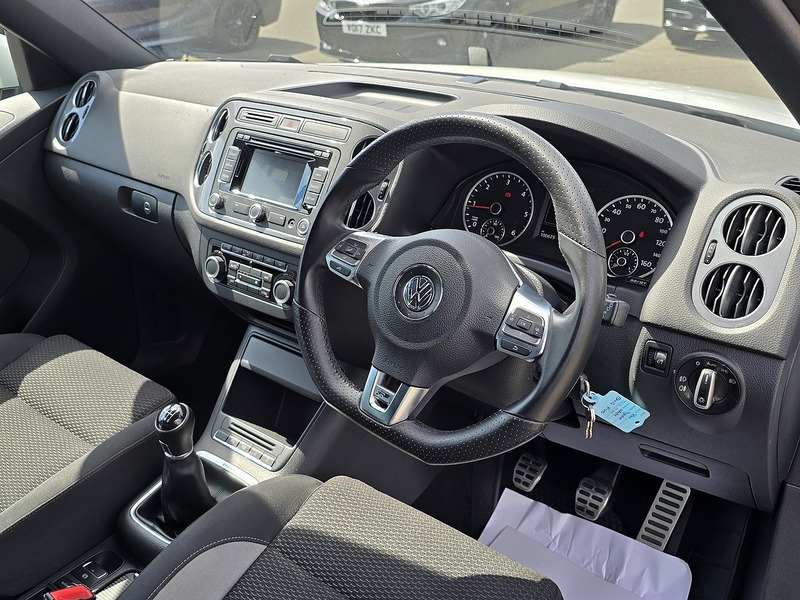 Volkswagen Tiguan TDI BlueMotion Tech R-Line - U91326