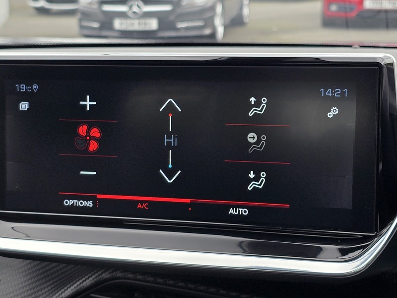 Peugeot 2008 PureTech Allure Premium - U91462