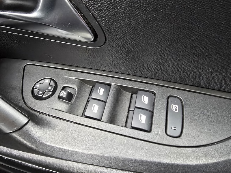 Peugeot 2008 PureTech Allure Premium - U91462