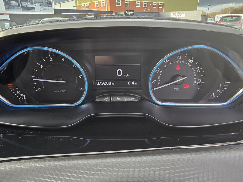 Peugeot 2008 PureTech Allure - U91610