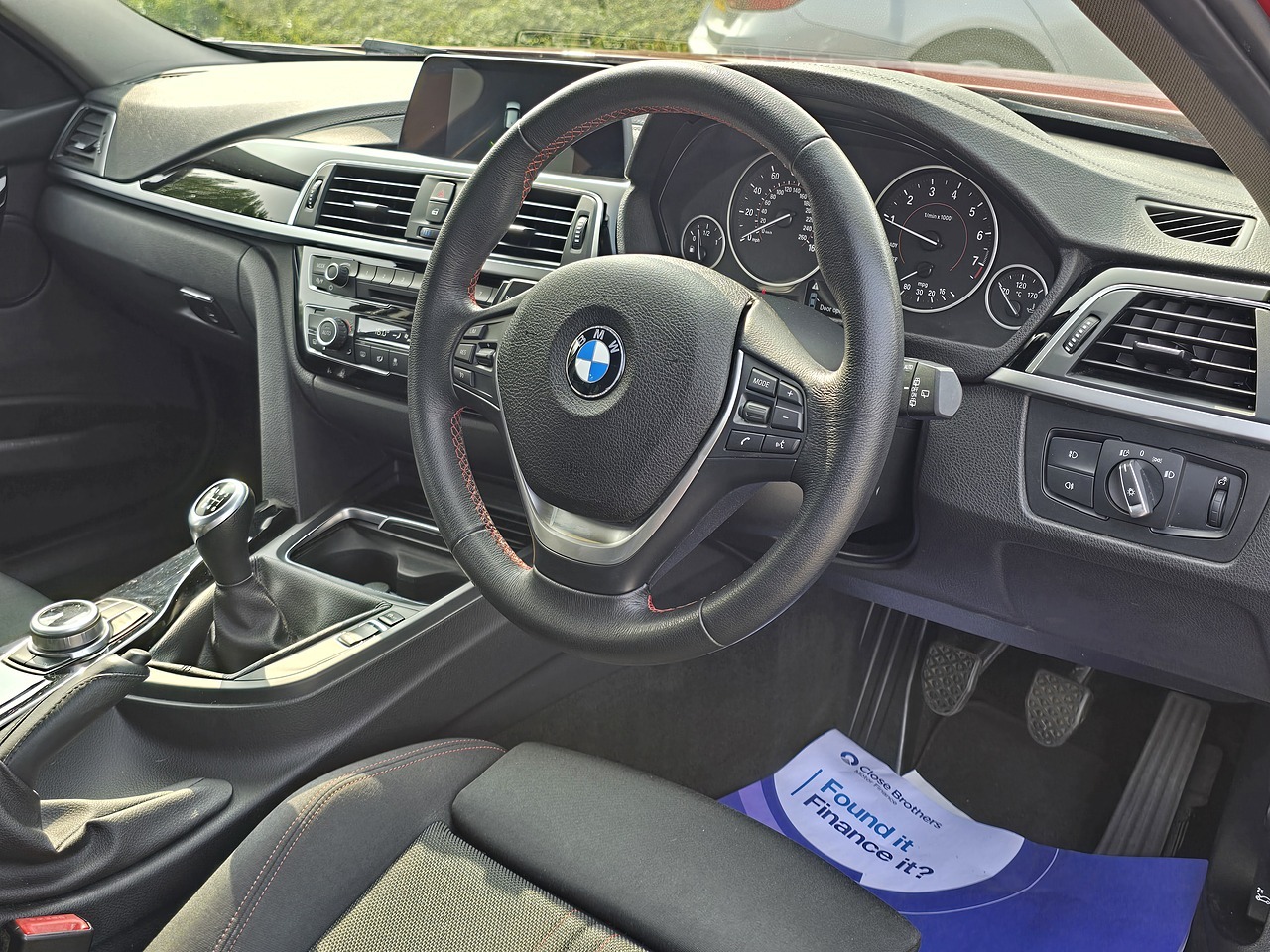 2017 BMW 3 Series thumbnail 9