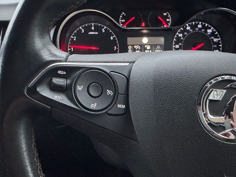 Vauxhall 1.2 Elite Nav SUV 5dr Petrol Manual Euro 6 (83 ps)