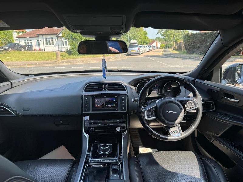 Jaguar 2.0d R-Sport Saloon 4dr Diesel Auto AWD Euro 6 (s/s) (240 ps)