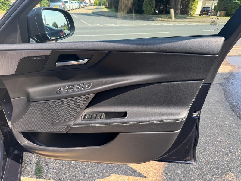 Jaguar 2.0d R-Sport Saloon 4dr Diesel Auto AWD Euro 6 (s/s) (240 ps)