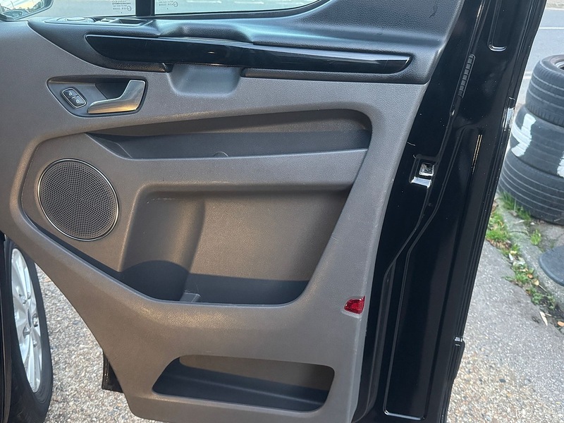 Ford 2.0 320 EcoBlue Titanium Minibus Double Cab 5dr Diesel Auto L2 Euro 6 (s/s) (130 ps)