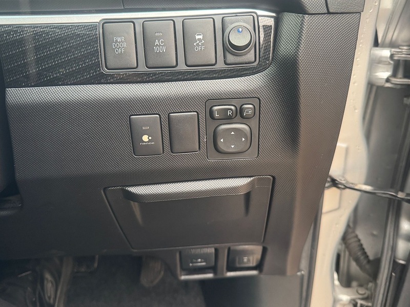 Toyota Aeras 2.4 Auto Petrol Hybrid MPV (7 Seats)