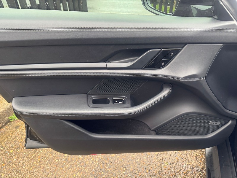 Porsche Performance Plus 93.4kWh Saloon 4dr Electric Auto RWD (476 ps)