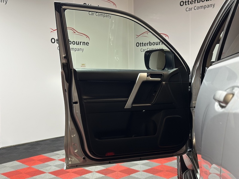 Toyota Land Cruiser D Invincible - U1245