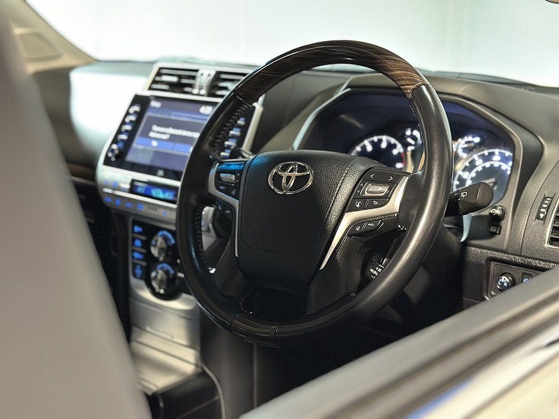 Toyota Land Cruiser D Invincible - U1245